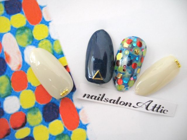 ネイビー×アイボリーのワンカラー×カラフルドット - nail salon Attic